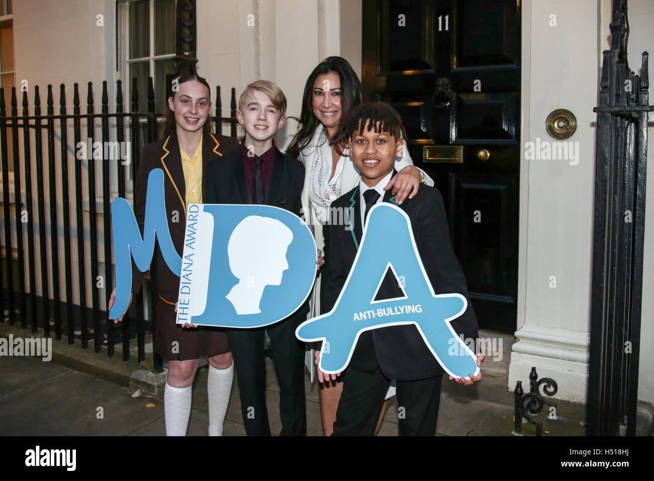 London, UK. 19. Oktober 2016. Tara Whelan, Ryan Wiggins und Junior Frood (Gewinner des Diana-Award, von links nach rechts) mit Maria Bravo (Schöpfer von The Global Gabe Gala) posiert für Fotos außerhalb 11 Downing Street, siebzehn Jahre Diana-Award zu feiern. Diese Auszeichnung, richten Sie in Erinnerung an Prinzessin Diana, hat heute die Unterstützung ihrer beiden Söhne, der Duke of Cambridge und Prinz Harry. Foto: Mittwoch, 19. Oktober 2016. Bildnachweis: Roger Garfield/Alamy Live-Nachrichten Stockfoto