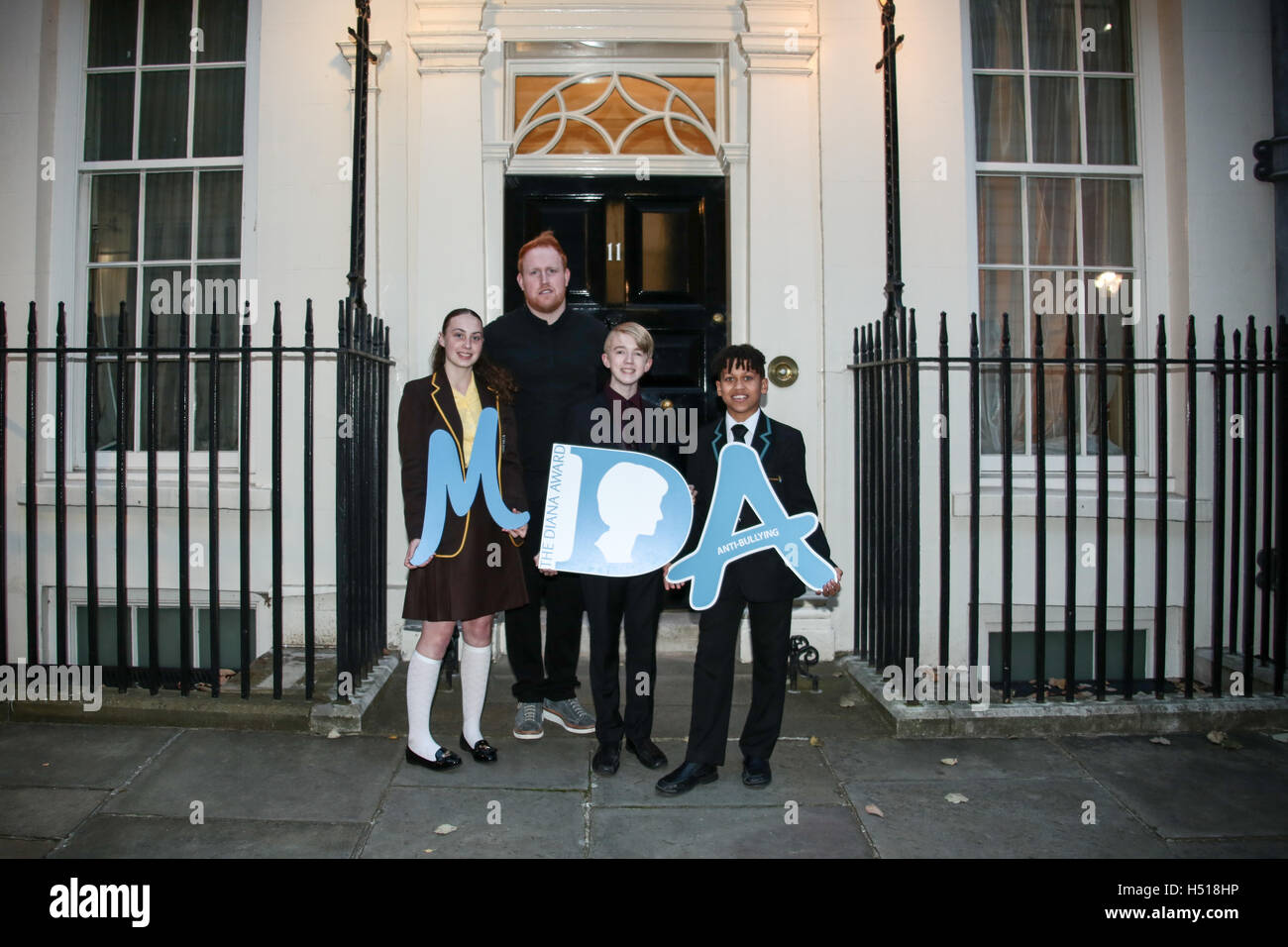 London, UK. 19. Oktober 2016. Tara Whelan, Ryan Wiggins und Junior Frood (Gewinner des Diana Award, vordere Reihe, von links nach rechts) mit Sänger Gavin James posiert für Fotos außerhalb 11 Downing Street, siebzehn Jahre Diana-Award zu feiern. Diese Auszeichnung, richten Sie in Erinnerung an Prinzessin Diana, hat heute die Unterstützung ihrer beiden Söhne, der Duke of Cambridge und Prinz Harry. Foto: Mittwoch, 19. Oktober 2016. Bildnachweis: Roger Garfield/Alamy Live-Nachrichten Stockfoto