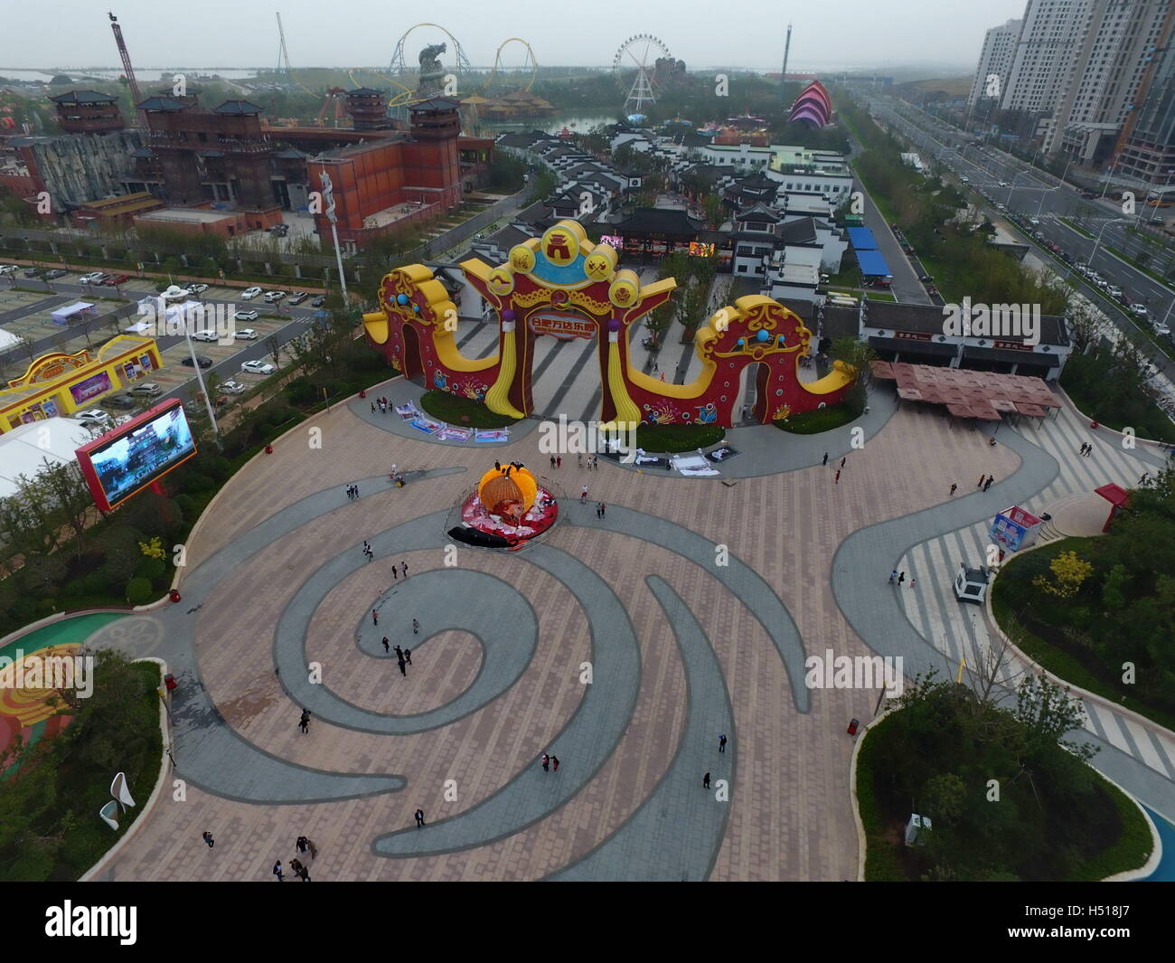 Hefei, Hefei, China. 17. Oktober 2016. Hefei, CHINA-17. Oktober 2016: (nur zur redaktionellen Verwendung. CHINA aus) Luftaufnahmen von Wanda-Kultur-Tourismus-Stadt in Hefei, Hauptstadt der ostchinesischen Provinz Anhui, 17. Oktober 2016. Wanda Cultural Tourism Stadt, erbaut von Wanda Gruppe, bestehend aus drei Freizeitparks. Die chinesische Trommel geformte Gebäude, gelegen in der Mitte die Wanda-Kultur-Tourismus-Stadt ist von Guinness World Records als das weltweit größte Trommel geformt Gebäude überprüft. © SIPA Asien/ZUMA Draht/Alamy Live-Nachrichten Stockfoto