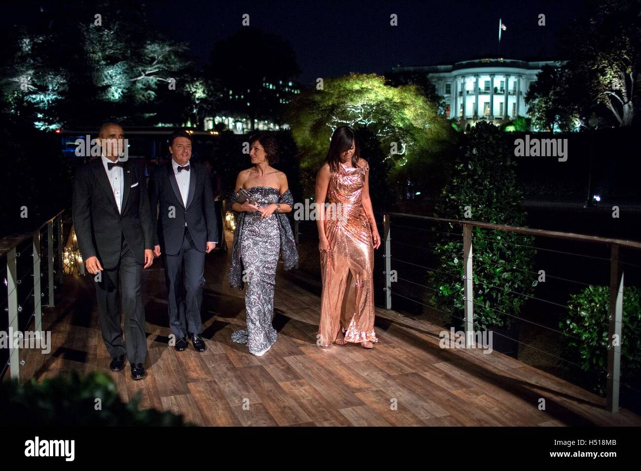 US-Präsident Barack Obama geht mit Italiens Premier Matteo Renzi und Frau Agnese Landini und First Lady Michelle Obama, die State-Dinner auf dem South Lawn des weißen Hauses 18. Oktober 2016 in Washington, DC. © Planetpix/Alamy Live-Nachrichten Stockfoto