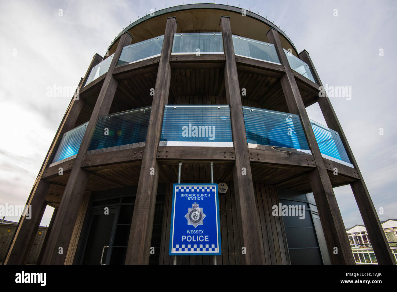 Broadchurch Polizeistation Schild am West Bay, Dorset im Ort für die Dreharbeiten der Serie 3 der hit ITV Drama starrte David Tennant Stockfoto