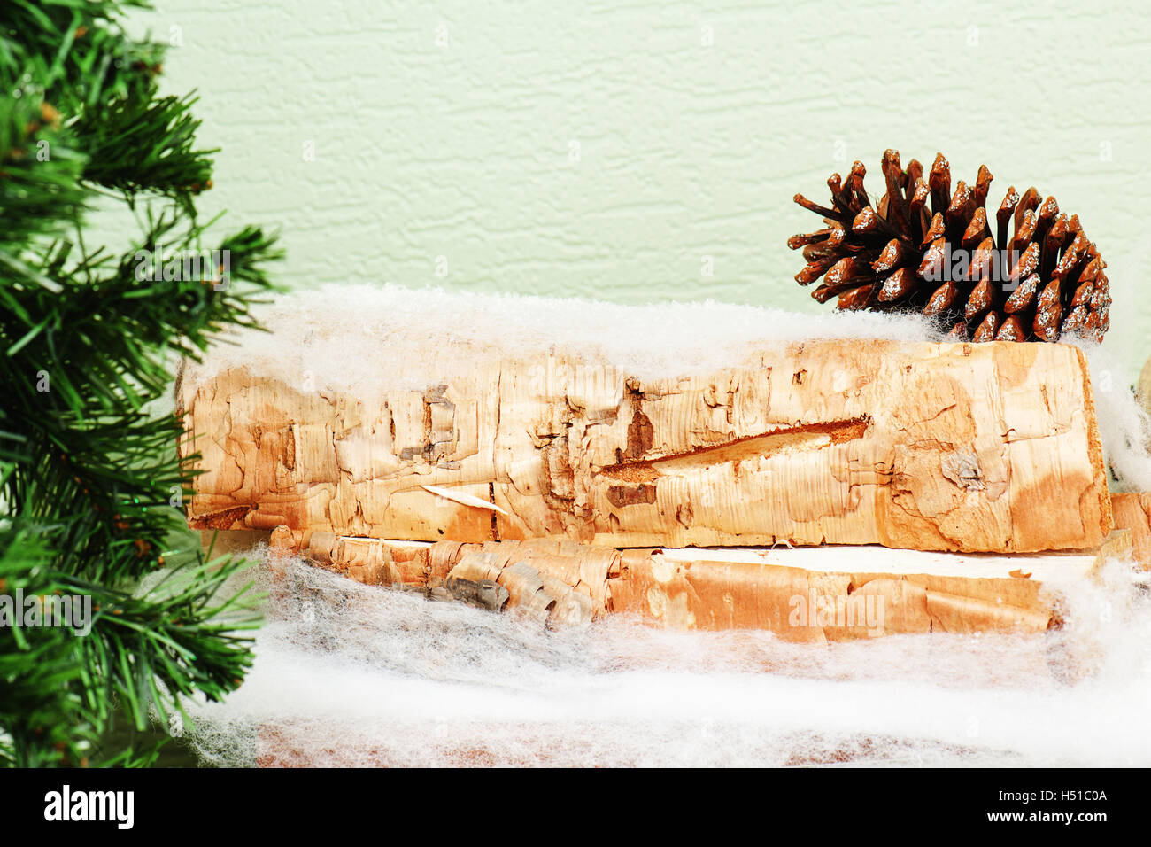 Abstrakte Cristmas Komposition aus Tannenzweigen und Birke Protokolle. Stockfoto