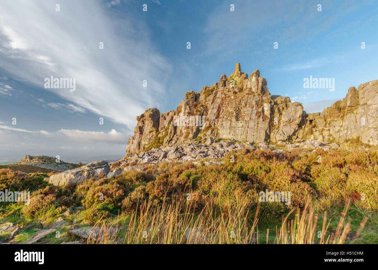 Malerischen Felsen in warmen herbstlichen Sonnenaufgang Licht Stockfoto