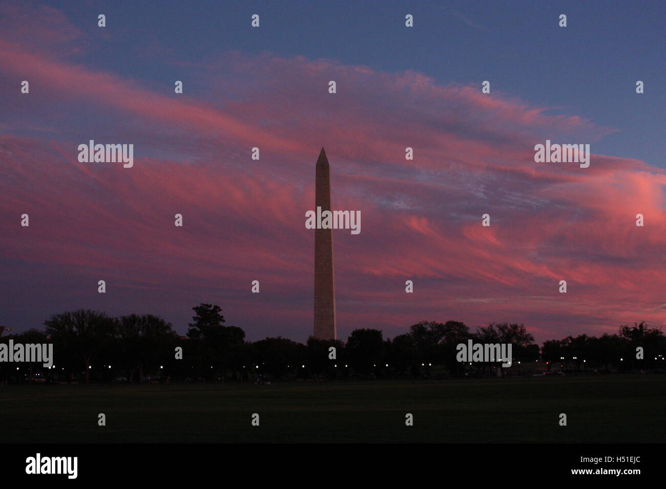 Washington Denkmal mit einem rosa / blau Abendhimmel Stockfoto