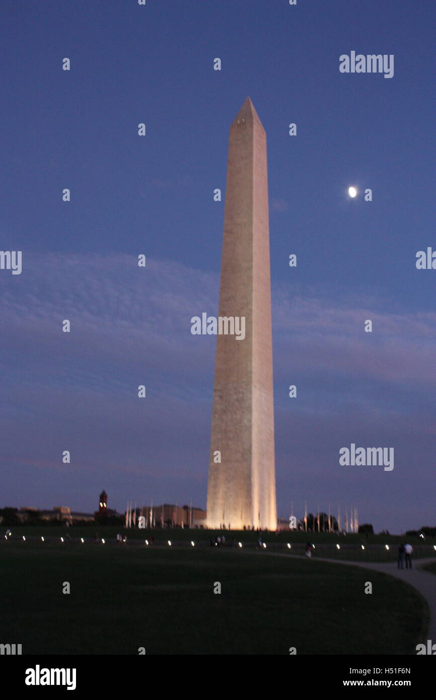 Washington Memorial leuchtet in der blauer Nachthimmel / Mond Stockfoto