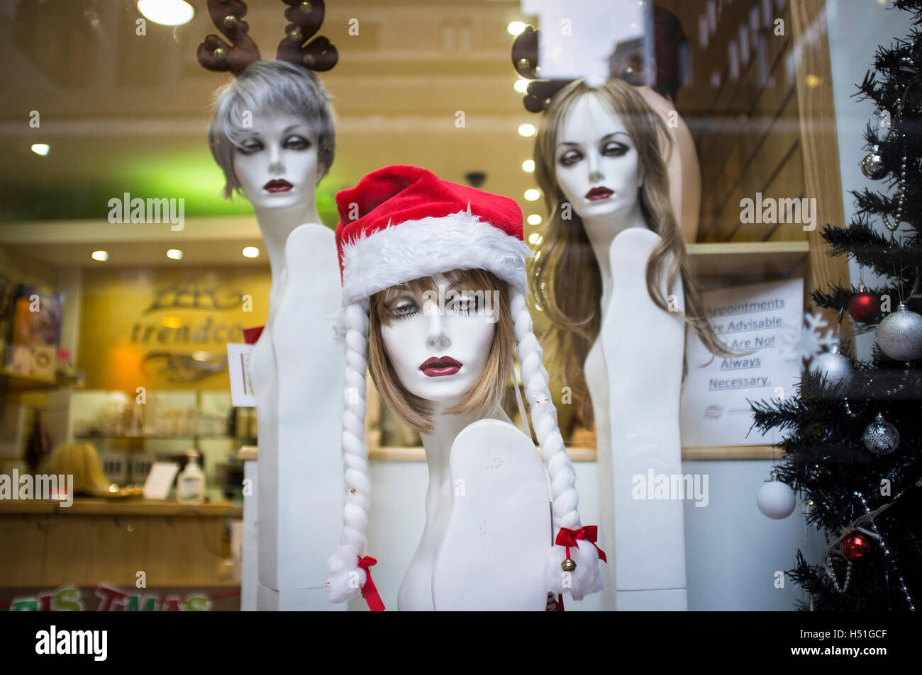 Santa Hut im Schaufenster Mannequin Stockfoto