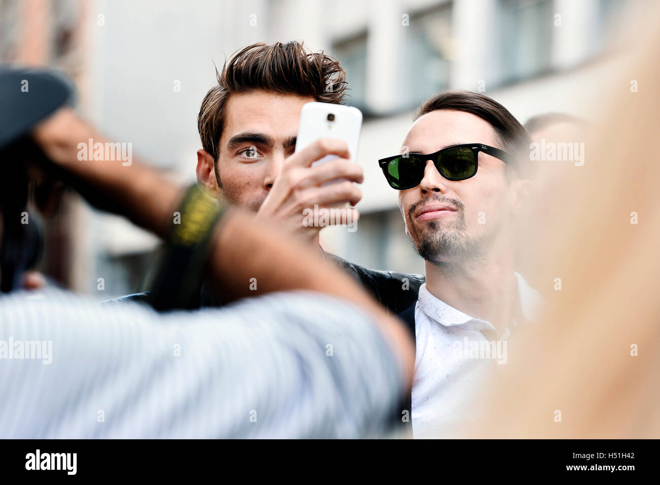 Jon Kortajarena nehmen ein Selbstporträt mit einem Gebläse am Paris Fashion Week 2016 Stockfoto