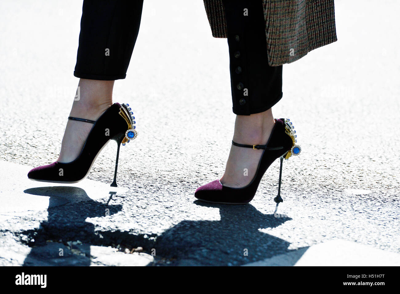 Frau trägt Miu Miu Schuhe bei Paris Fashion Woche RTW s/s 2017  Stockfotografie - Alamy