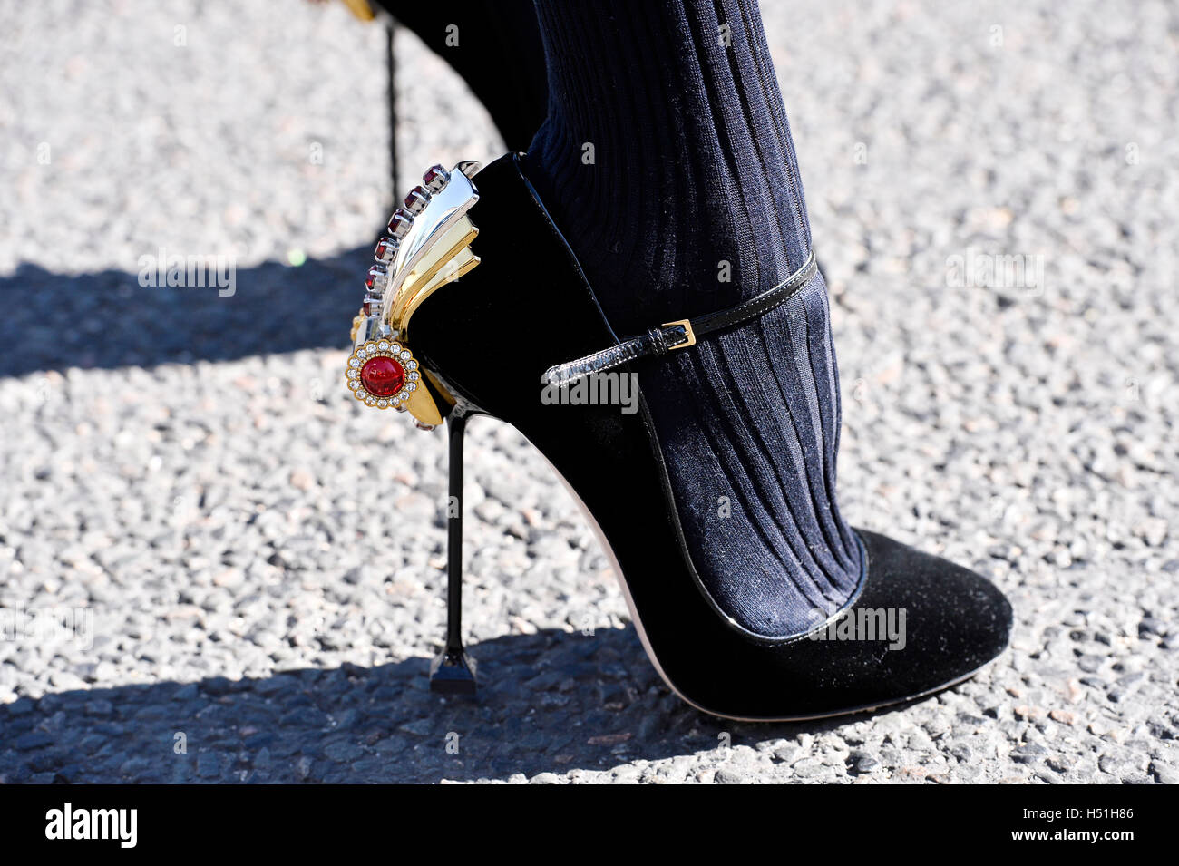Frau trägt Miu Miu Schuhe bei Paris Fashion Woche RTW s/s 2017  Stockfotografie - Alamy