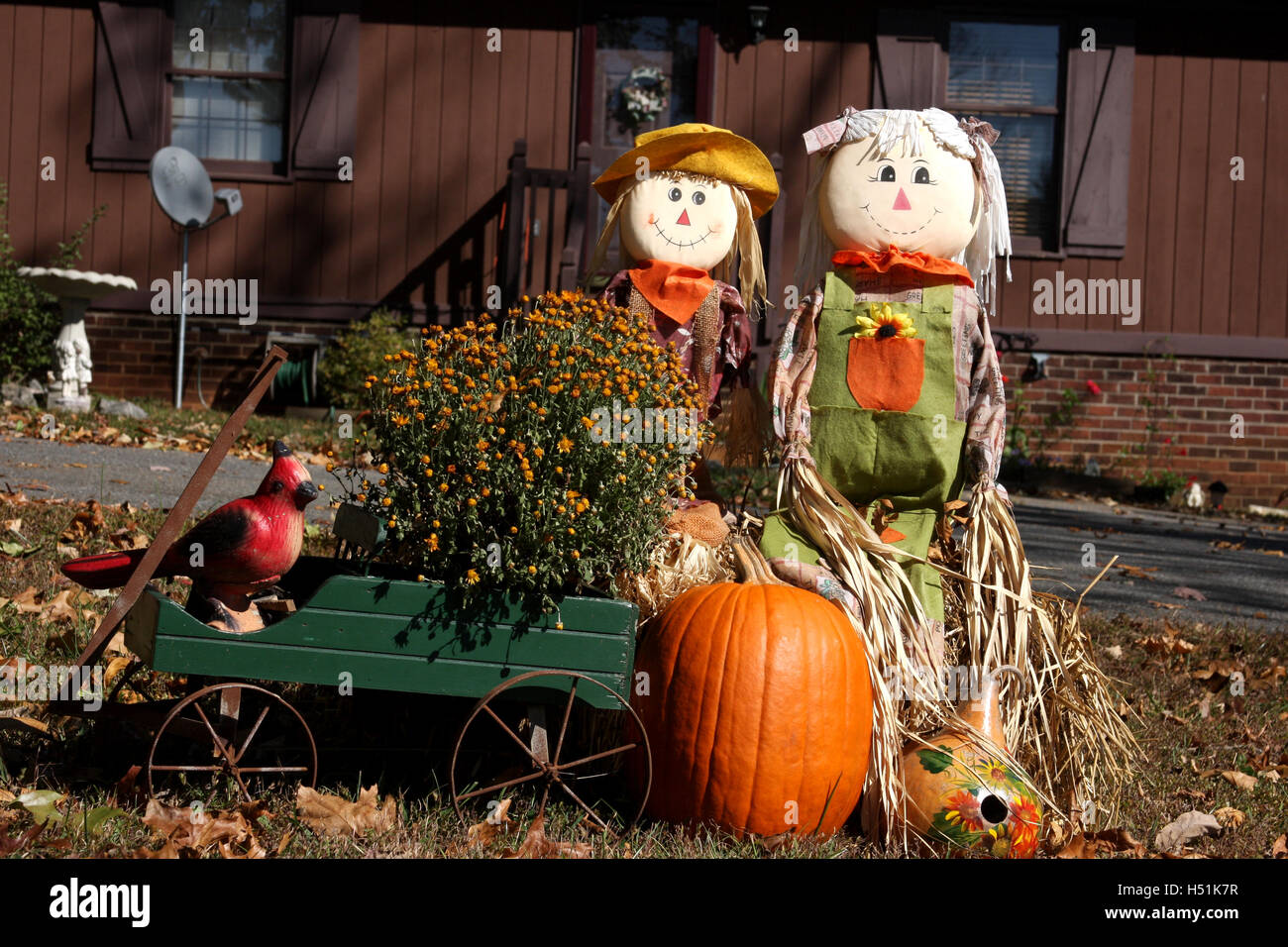 Outdoor-Herbst-Dekoration mit Vogelscheuche und Kürbisse Stockfoto