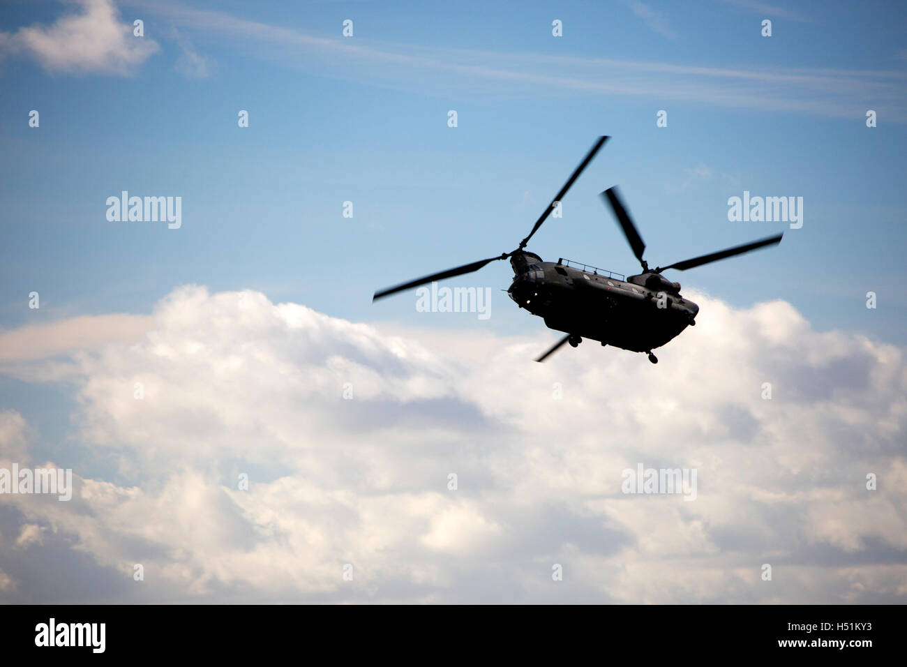 Ein Chinook HC4 betrieben von 28 Squadron RAF Benson, Oxfordshire, Vereinigtes Königreich überfliegt Ackerland in West Hanney, Oxfordshire, Vereinigtes Königreich Stockfoto