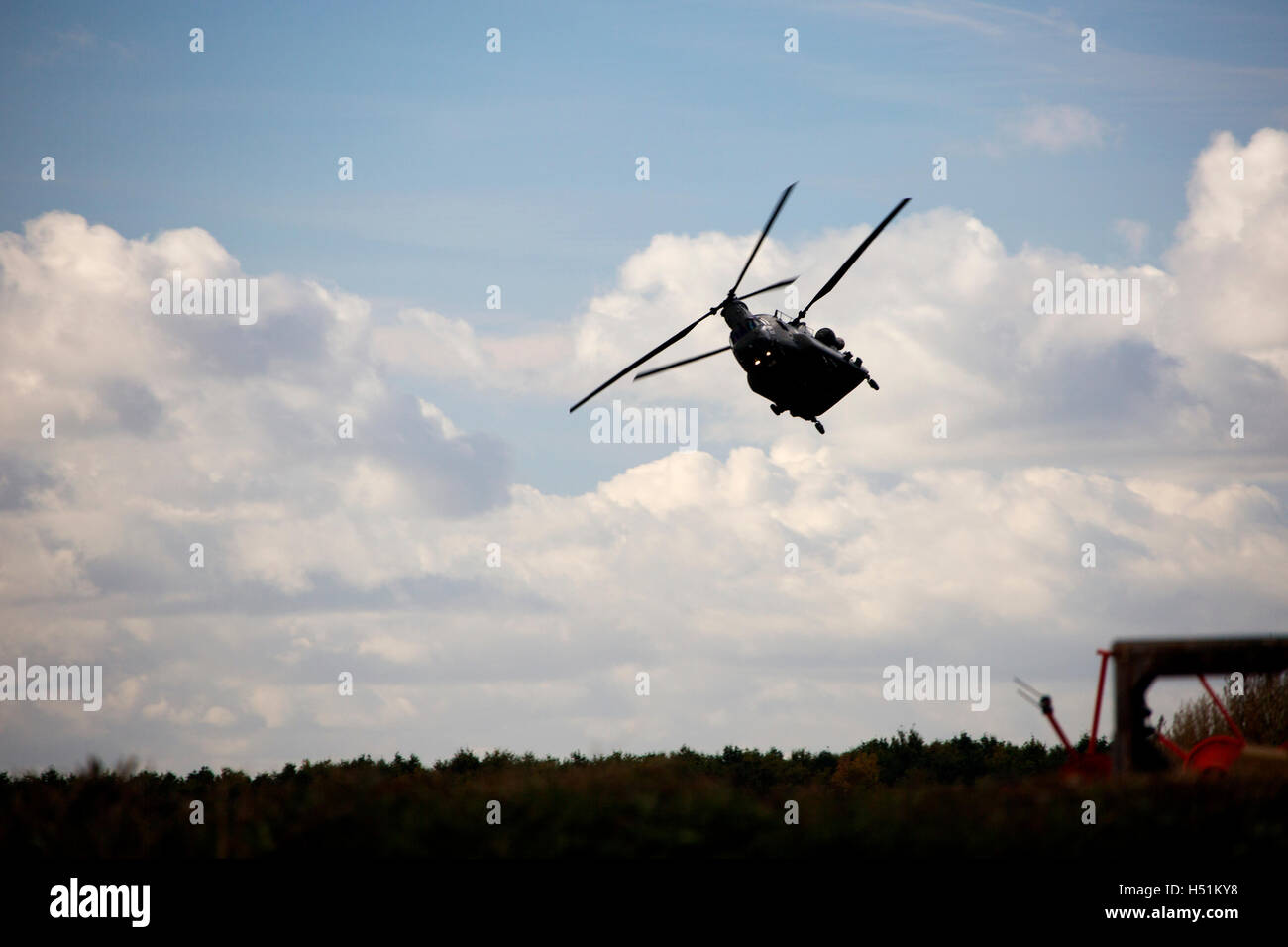 Ein Chinook HC4 betrieben von 28 Squadron RAF Benson, Oxfordshire, Vereinigtes Königreich überfliegt Ackerland in West Hanney, Oxfordshire, Vereinigtes Königreich Stockfoto