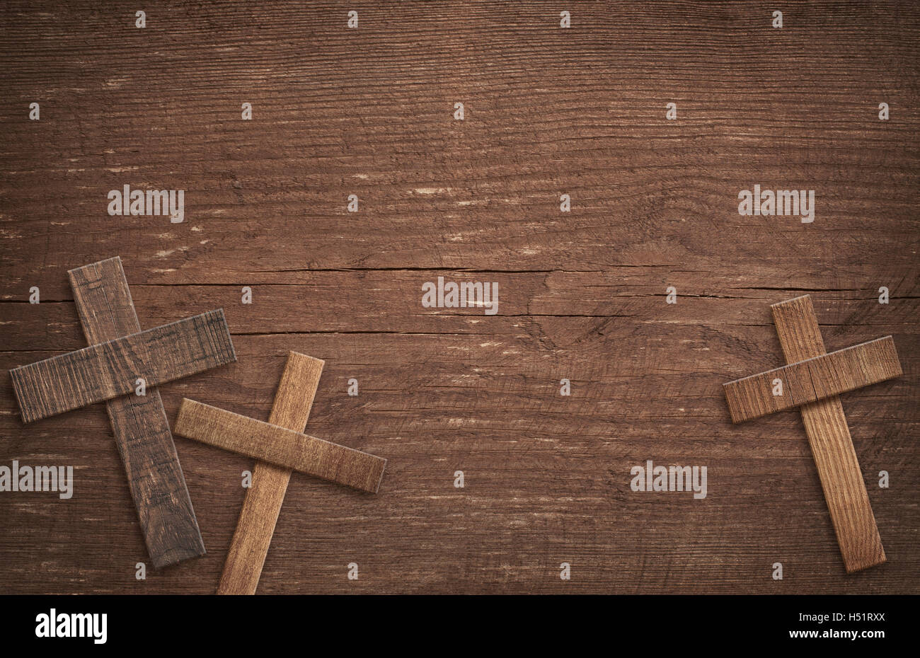 Holzkreuz auf braunen alten Tisch oder Wand-Oberfläche Stockfoto