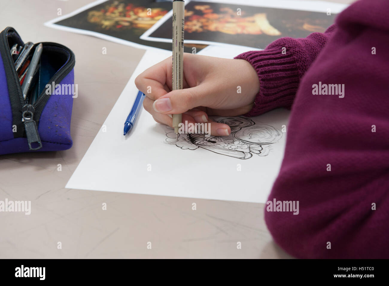 Des Mädchens Handzeichnung mit einem Filzstift Stockfoto