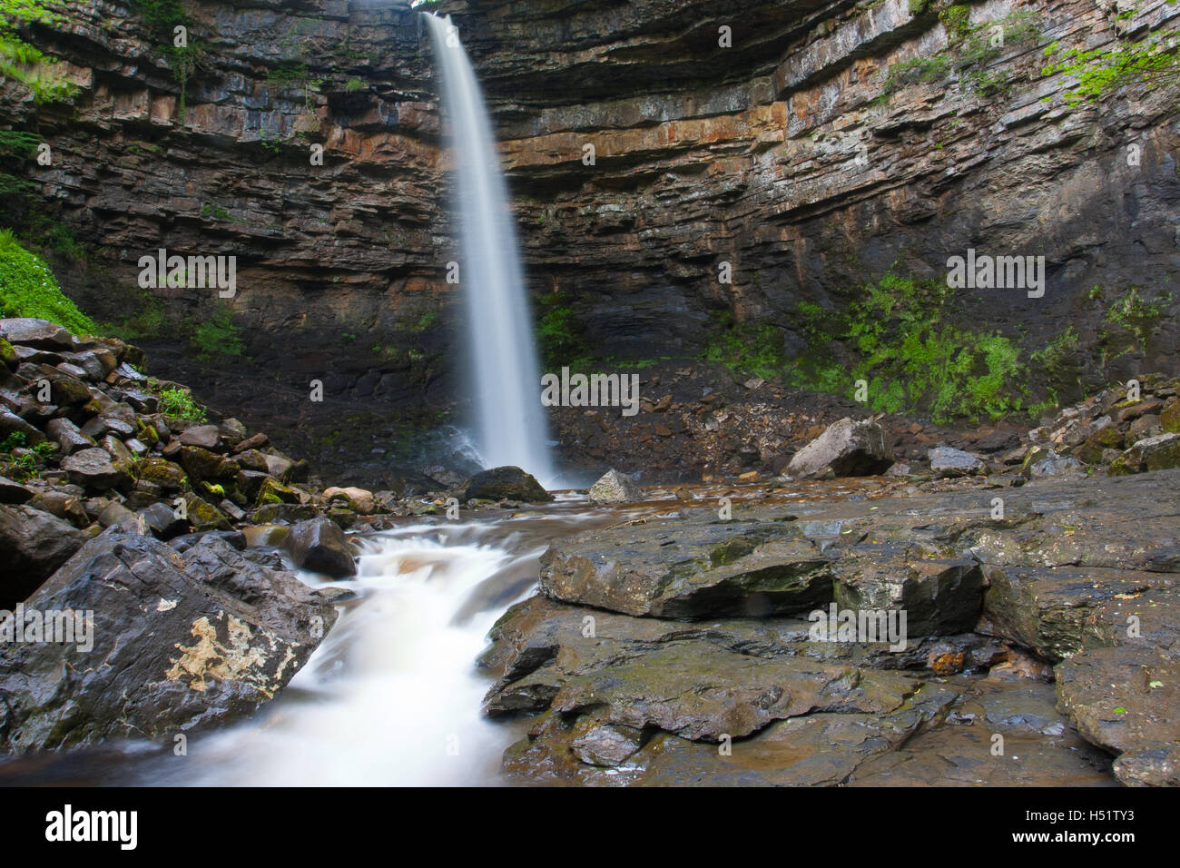 Hardraw Kraft Wasserfall in Leyburn, North Yorkshire.Hardraw Kraft ist Englands größte Tropfen Wasserfall, einem renommierten 100 Fuß Stockfoto