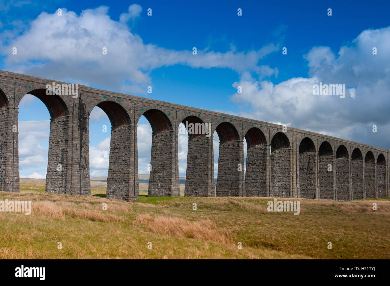 Berühmten Ribblehead-Viadukt in den Yorkshire Dales an einem sonnigen Tag, England Stockfoto