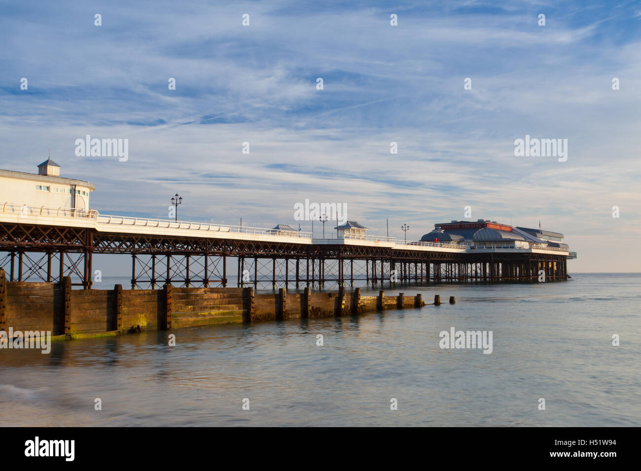 Cromer Strand und Pier in Norfolk bei Sonnenaufgang im Sommer, Großbritannien Stockfoto