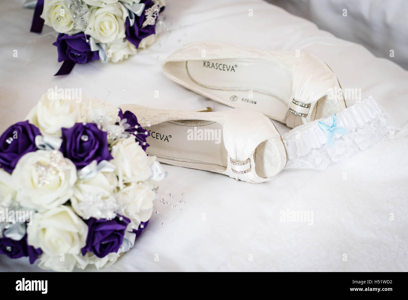 Braut Schuhe und Sträuße Stockfoto