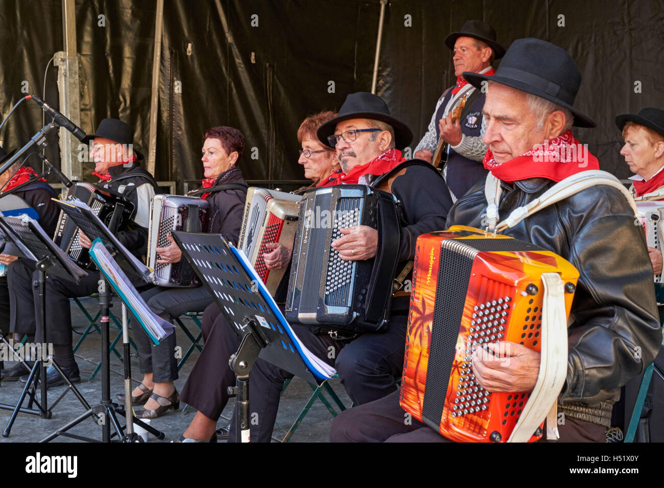 Folk-Gruppe während des Retour des Alpages Festivals spielen. Annecy, Haute-Savoie, Frankreich. Stockfoto