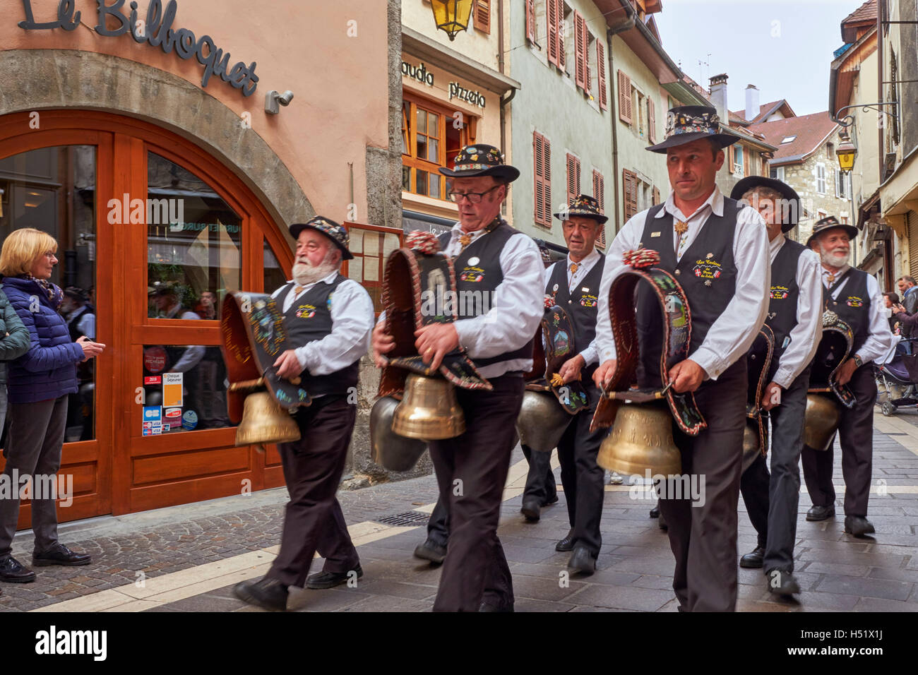 Gruppe von Männern, die während des Festivals Retour des Alpages Kuhglocken läuten. Annecy, Haute-Savoie, Frankreich. Stockfoto