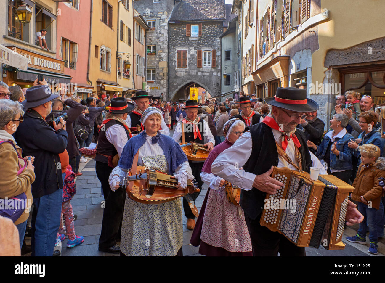 Musiker in traditioneller Kleidung während der Retour des Alpages Festival. Annecy, Haute-Savoie, Frankreich. Stockfoto
