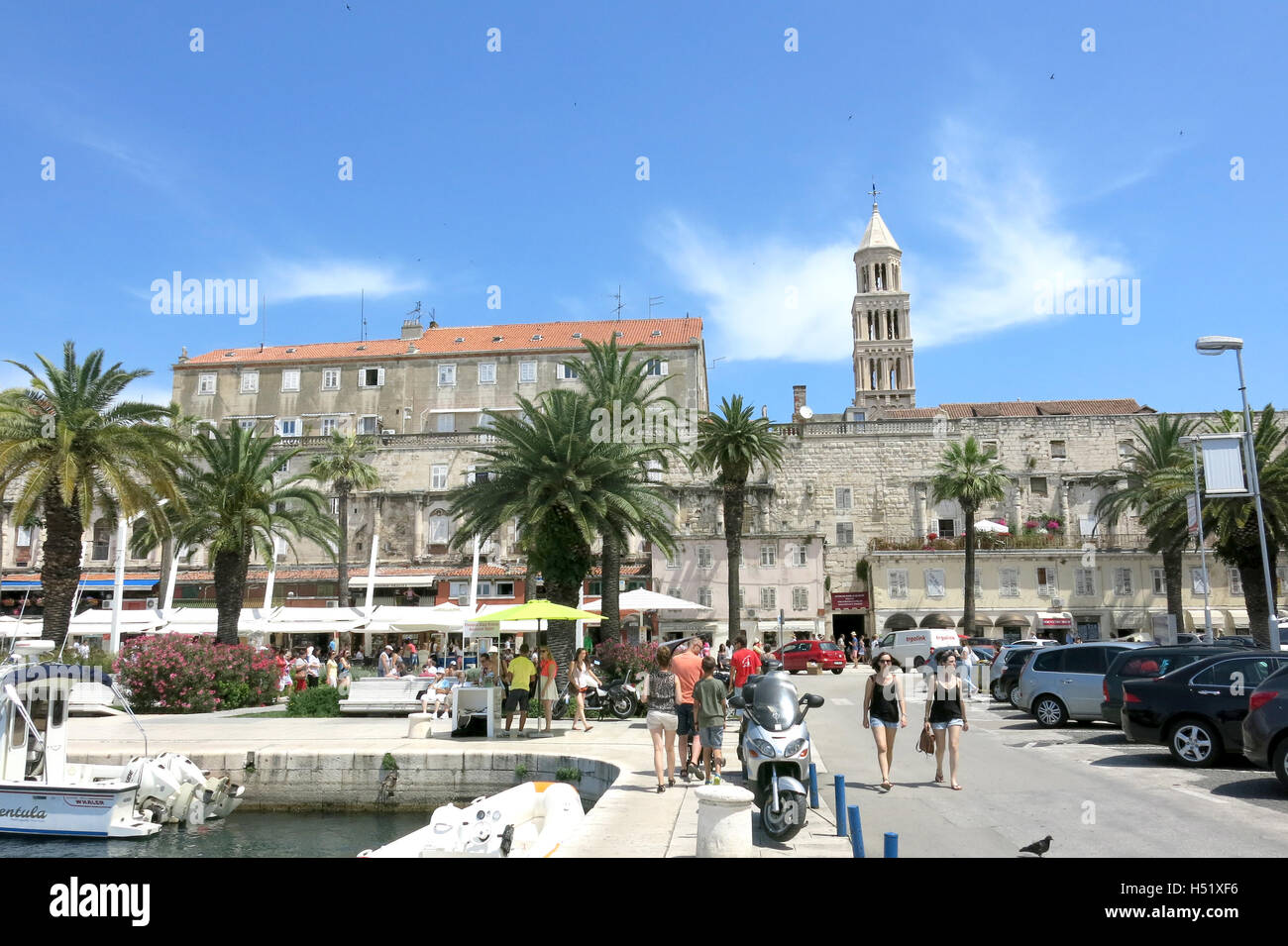 SPLIT-Altstadt mit der Kathedrale hinter der Wand vom Hafen Stockfoto