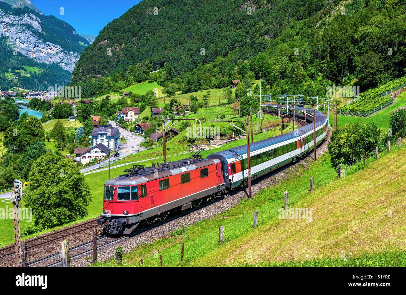 Intercity Zug klettert der Gotthardbahn. Der Verkehr wird auf der Gotthard-Basistunnel im Dezember 2016 umgeleitet werden. Stockfoto
