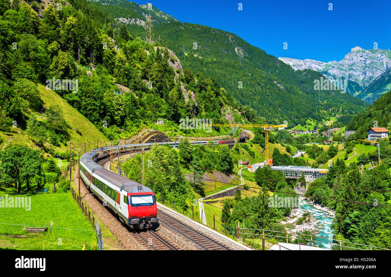 Intercity Zug an der Gotthardbahn. Der Verkehr wird auf der Gotthard-Basistunnel im Dezember 2016 umgeleitet werden. Stockfoto