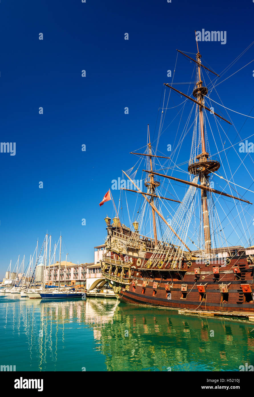 Segelboot im Hafen von Genua - Italien Stockfoto