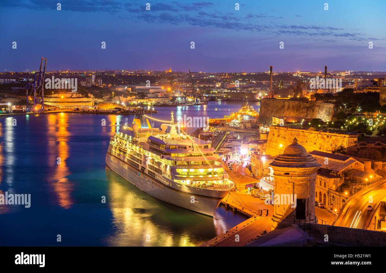 Kreuzfahrtschiff im Hafen von Valletta - Malta Stockfoto