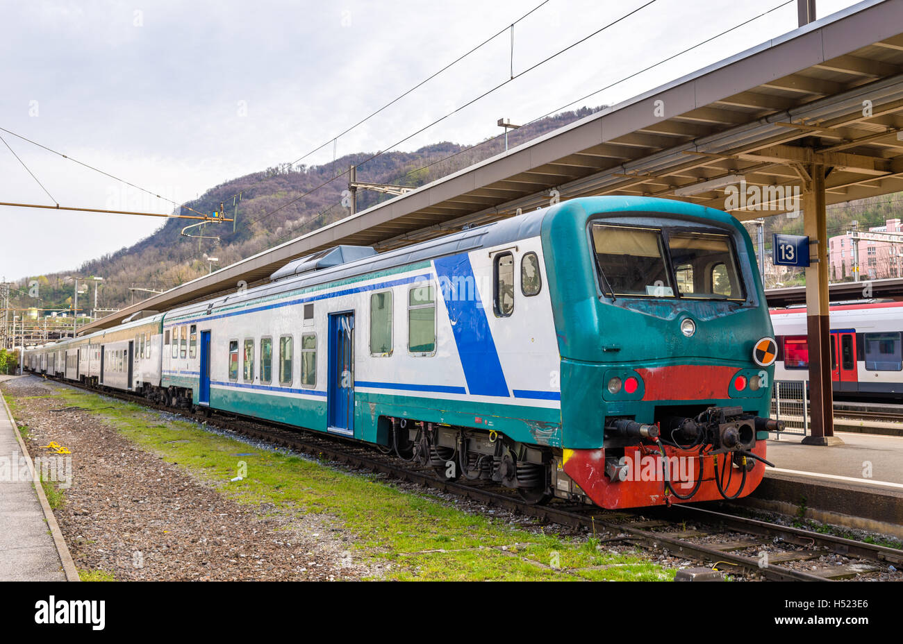 Italienische Regionalzug am Schweizer Grenzübergang Chiasso Stockfoto