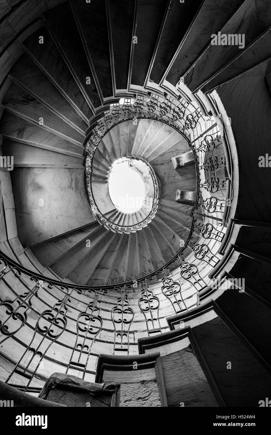 Schöne, reich verzierte, Wendeltreppe in einem alten, historischen Gebäude, aus dem Schatten ins Licht Stockfoto