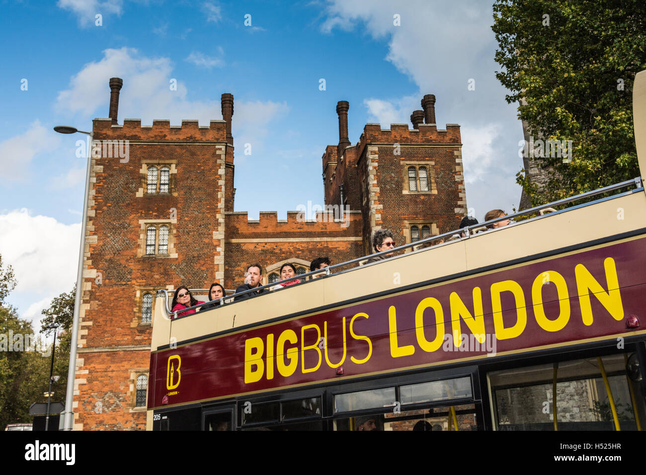Ein Big Bus London Touristenbus fährt vor dem Lambeth Palace, der offiziellen Londoner Residenz des Erzbischofs von Canterbury, London, England, Großbritannien Stockfoto