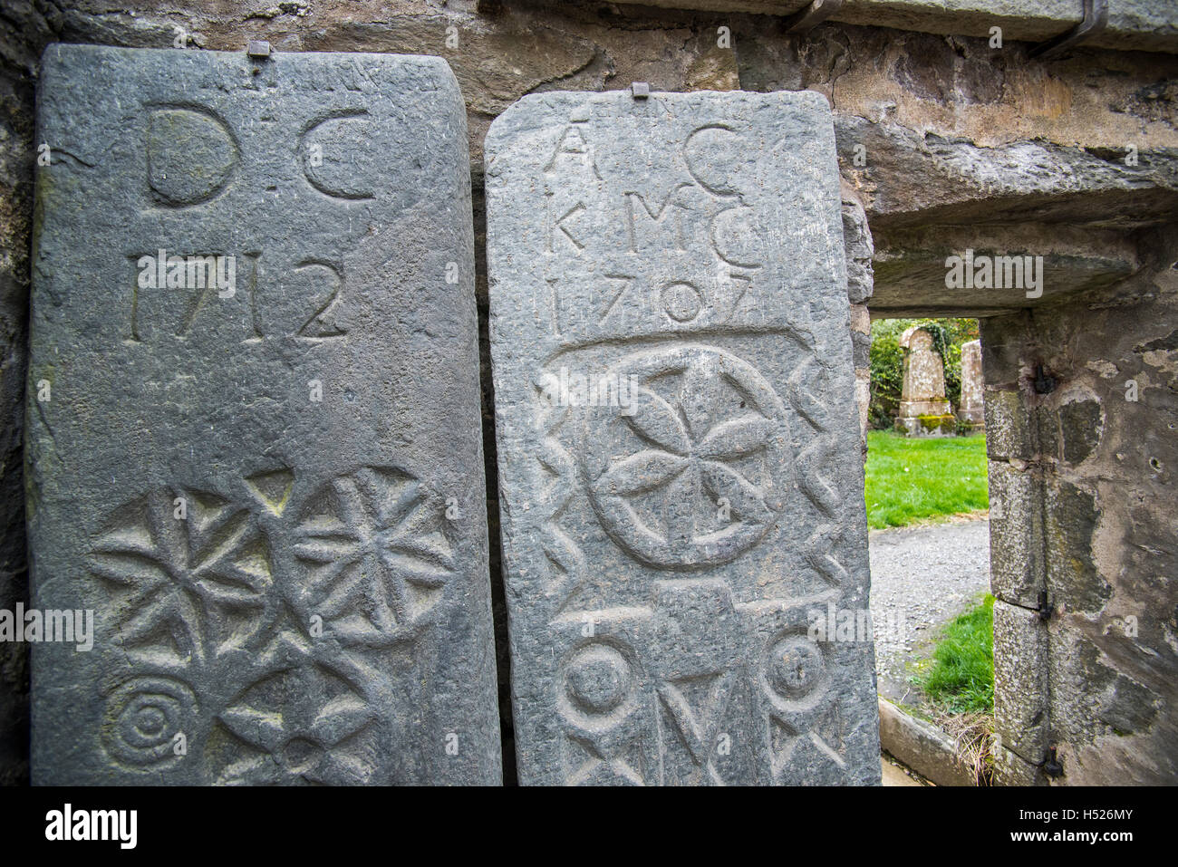 Geschnitzte Kilmartin Steinen, Sammlung von 79 alten Grabplatten auf dem Kilmartin Pfarrei Kirche Friedhof, Argyll, Schottland Stockfoto