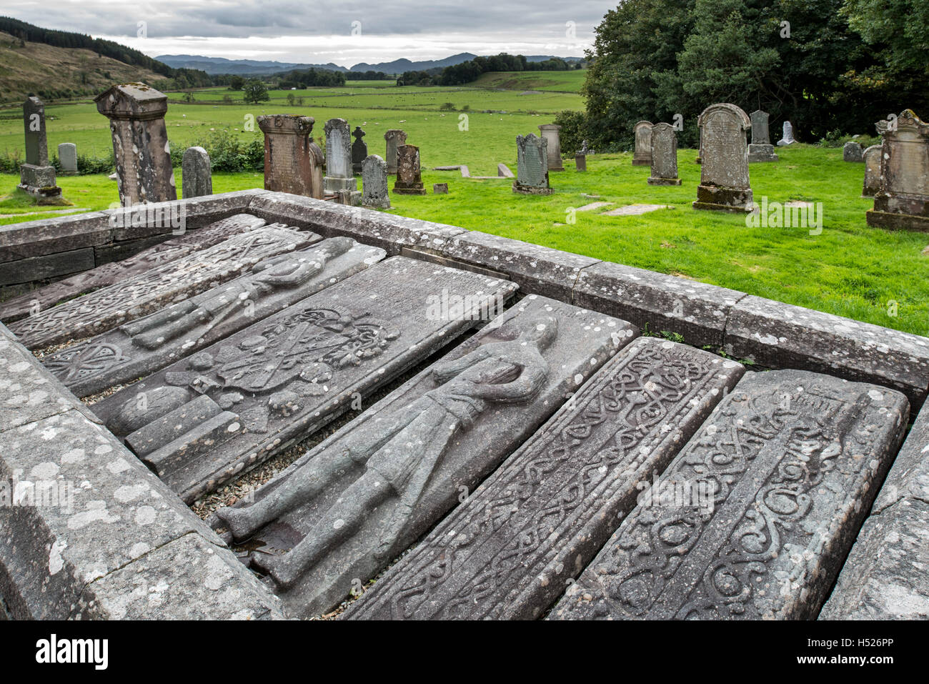 Geschnitzte Kilmartin Steinen, Sammlung von 79 alten Grabplatten auf dem Kilmartin Pfarrei Kirche Friedhof, Argyll, Schottland Stockfoto