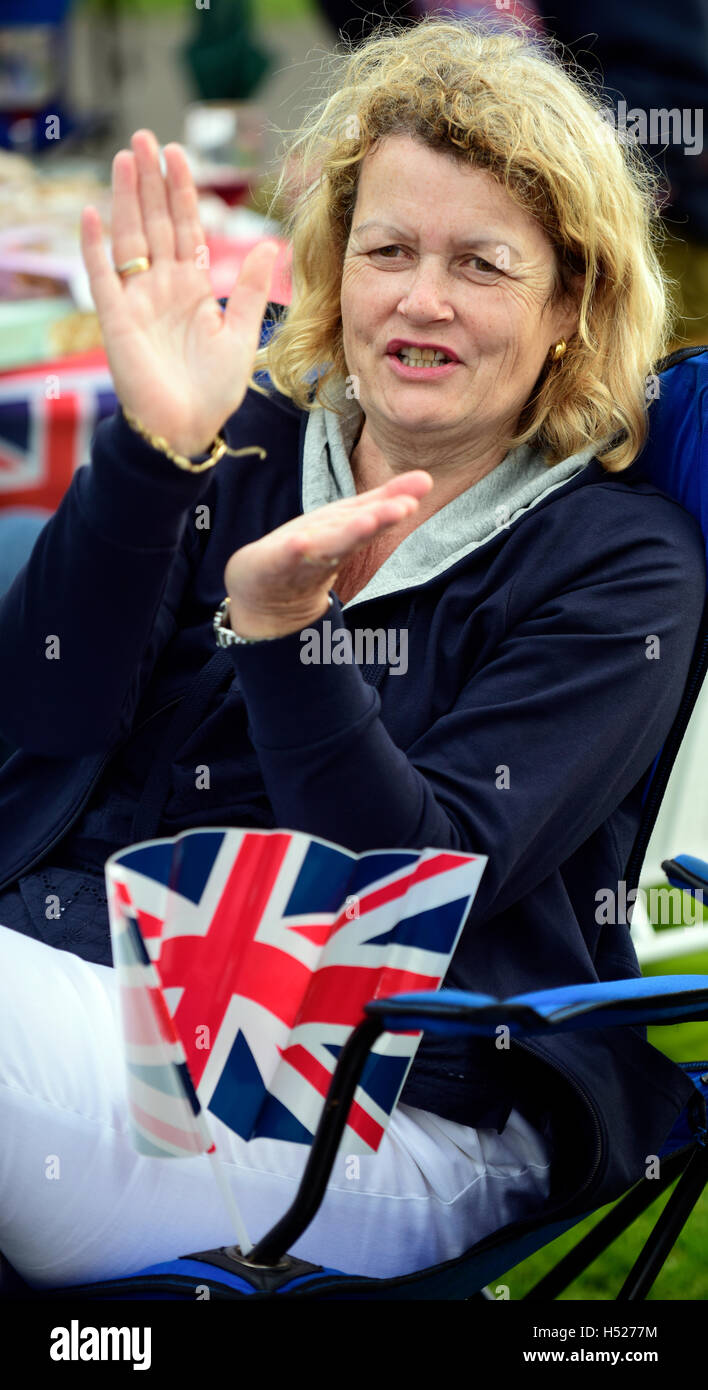 Weibliches Publikum Mitglied zeigen ihre Wertschätzung der Musik bei der letzten Night of the Proms, Alton Public Gardens, Alton, UK. 9. Juli 2016. Stockfoto