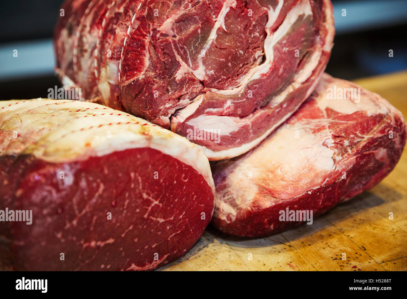 Nahaufnahme von verschiedenen großen Teilstücke von Rindfleisch in einer Metzgerei. Stockfoto