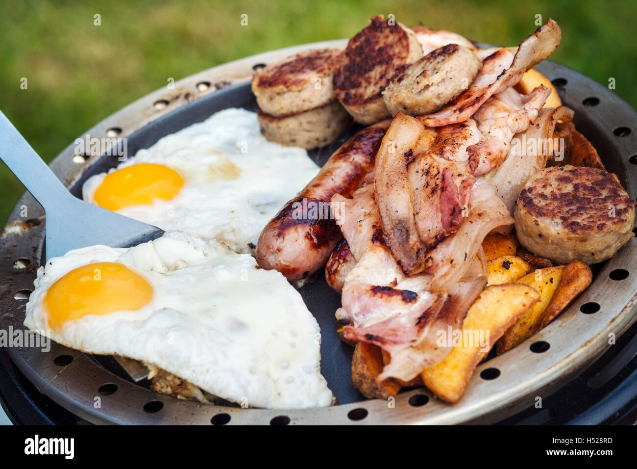 Nahaufnahme des englisches Frühstück braten bis auf einen Campingkocher vorbereitet. Stockfoto