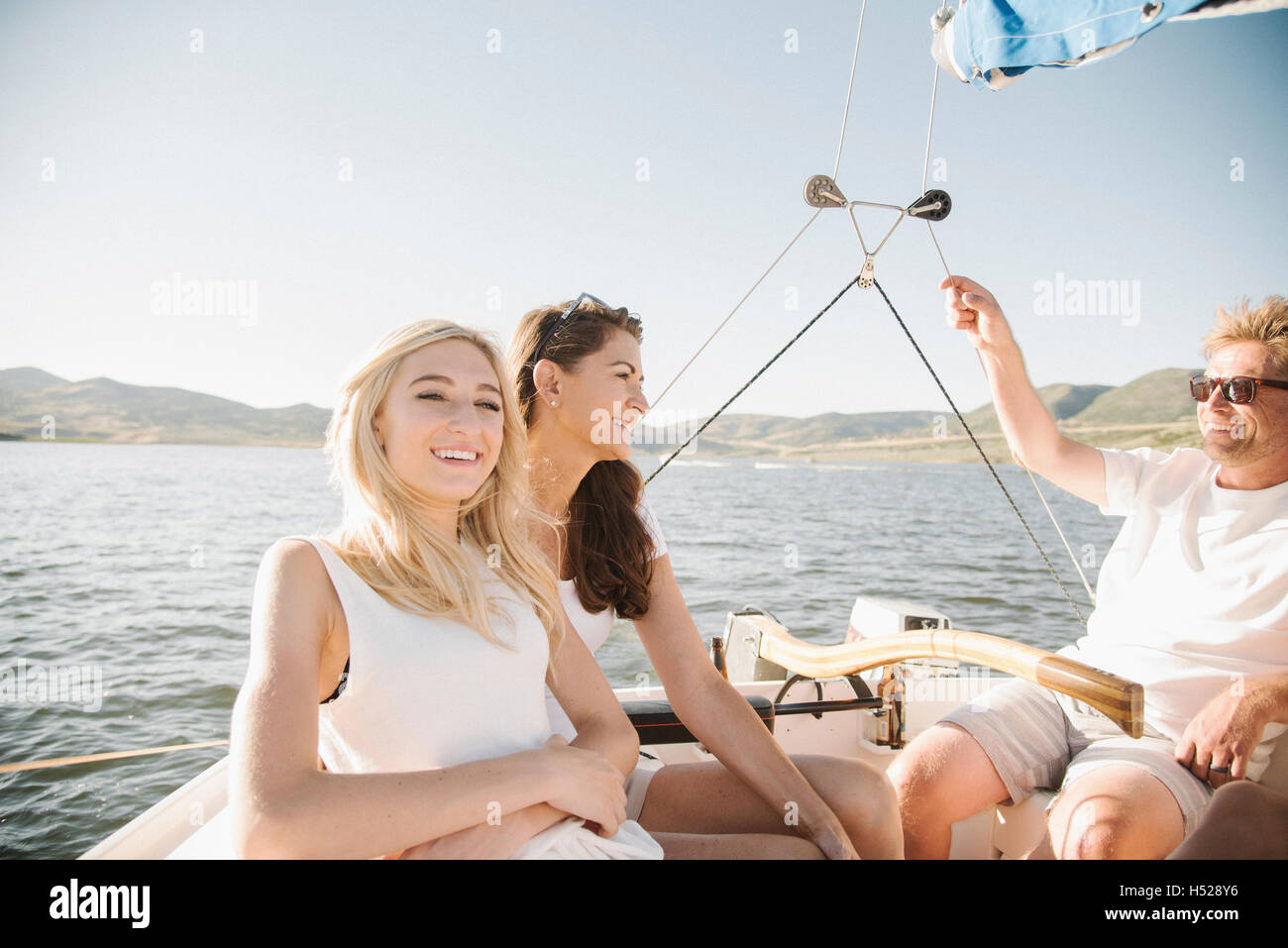 Mann, Frau und ihre blonde Teenager-Tochter auf einem Segelboot. Stockfoto