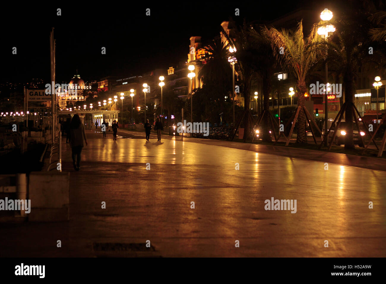 Promenade des Anglais in Nizza in der Nacht. Frankreich. Stockfoto