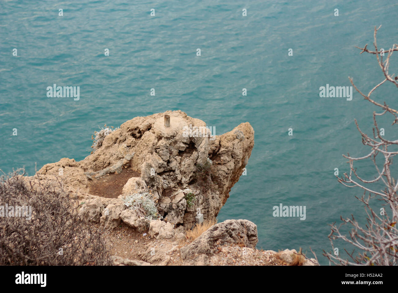 Ein Beispiel für Pareidolia - Rocky Outcrop, der einem Bärenkopf ähnelt, über dem Mittelmeer in Nizza, Frankreich Stockfoto