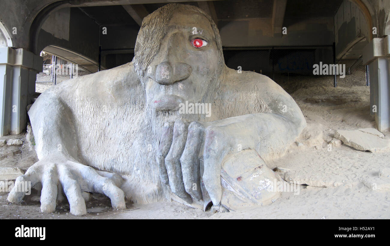 SEATTLE, WASHINGTON STATE, USA - 10. Oktober 2014: Die berühmte Fremont Troll unter der Aurora Brücke, Washington. Stockfoto
