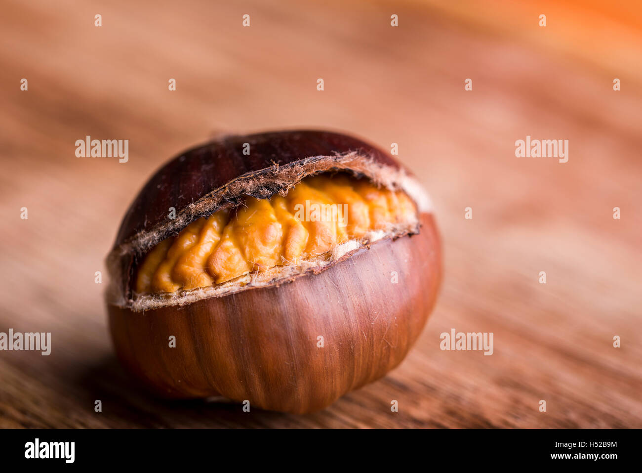 Makro isoliert gerösteten Kastanien auf Holztisch Stockfoto