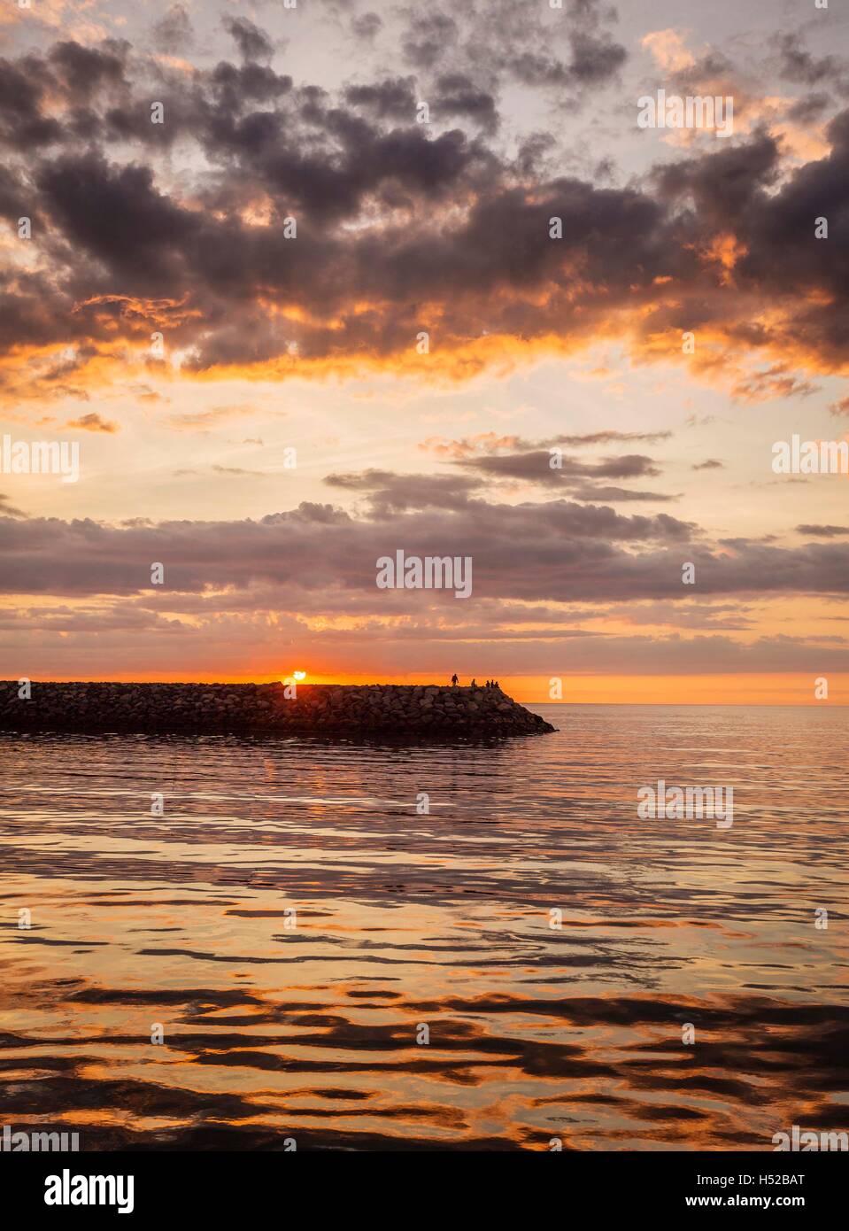 Sonnenuntergang über einem Pier, Island Stockfoto