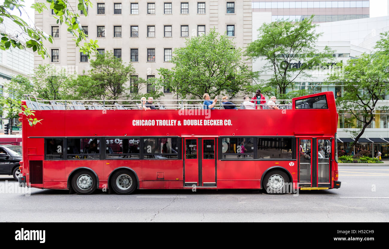 Chicago-Trolley und Doppeldeckerbus auf Straße voller Touristen Stockfoto