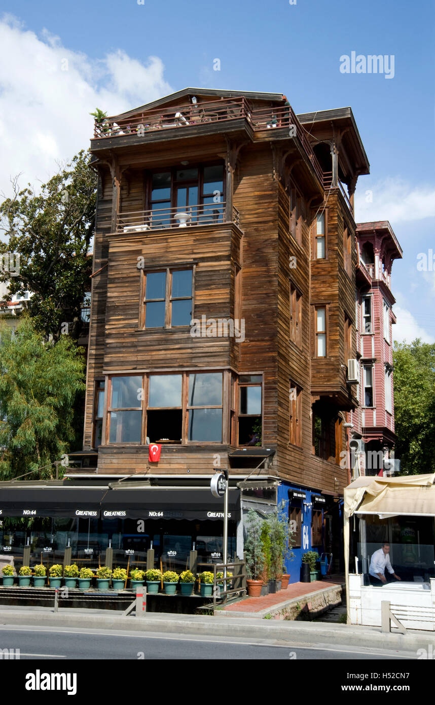 Alte hölzerne Stilhaus nahe dem Meer des Bosporus in Istanbul, Türkei Stockfoto