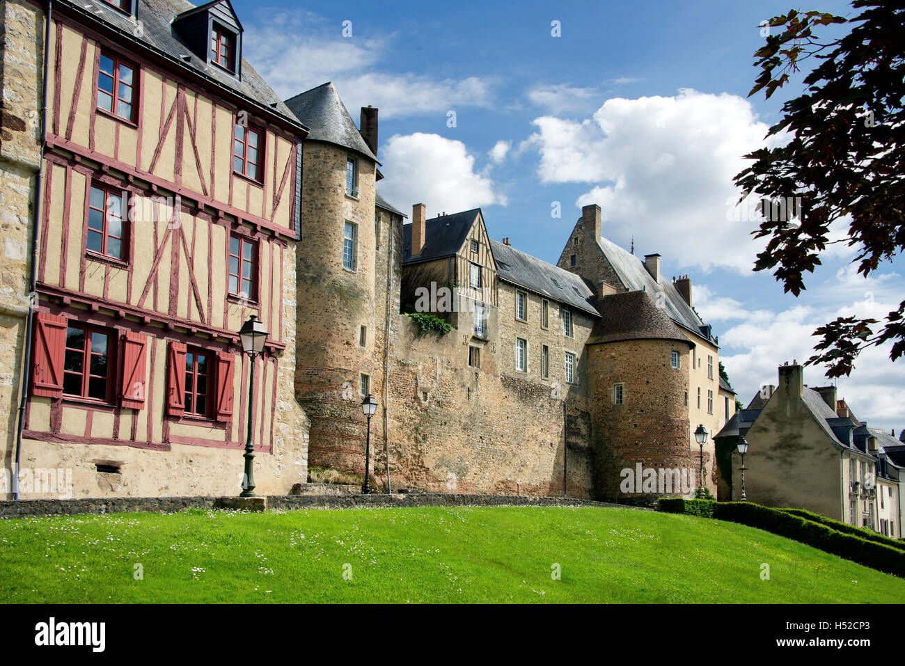 Türme und ein halbes Fachwerkhaus Gebäudeteil der römischen Mauer umgebenden Plantagenet Altstadt Le Mans Frankreich Stockfoto