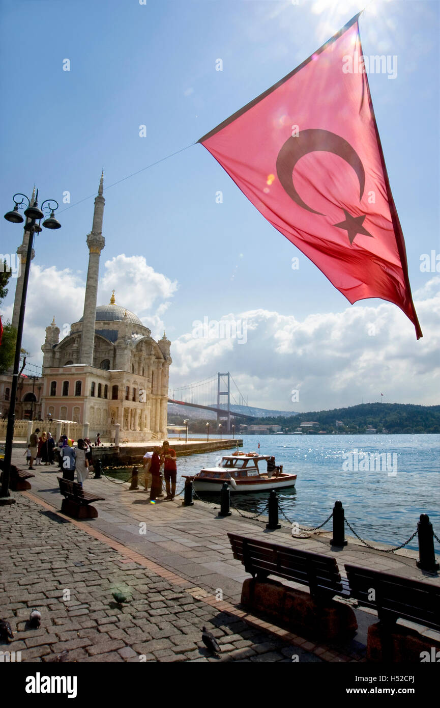 Türkische Flagge und Ortakoy-Moschee mit Brücke über den Bosporus Meer im Hintergrund in Istanbul, Türkei Stockfoto