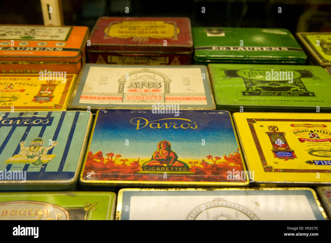 Antike Zigarettenschachteln auf dem Display ist Schaufenster im Bezirk Taksim in Istanbul, Türkei Stockfoto
