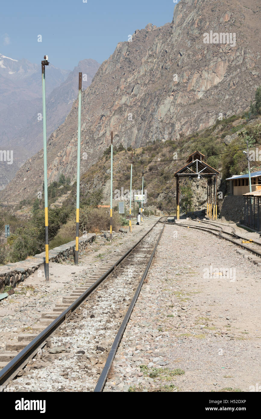 PeruRail Schienen bei Kilometer 82 des Inka-Trails kommen von Ollantaytambo nach Aguas Calientes unterhalb Machu Picchu in Peru Stockfoto